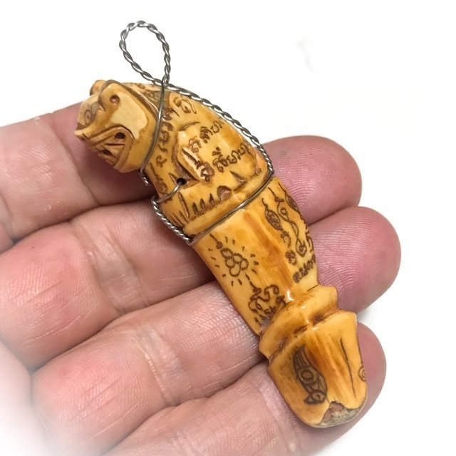 Carved Boars Tusk Tiger Amulet with Inscriptions Luang Por Sawai 24 amulet21 4 JPG