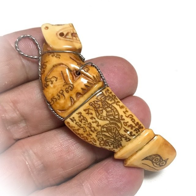 Carved Boars Tusk Tiger Amulet with Inscriptions Luang Por Sawai 27 amulet21 6 JPG
